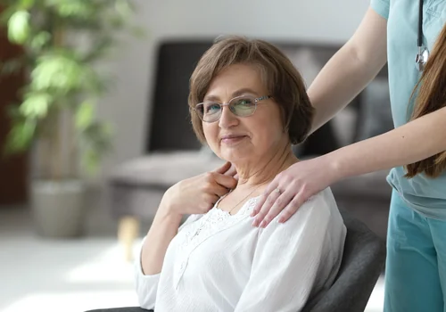 Betreuerin mit Seniorin